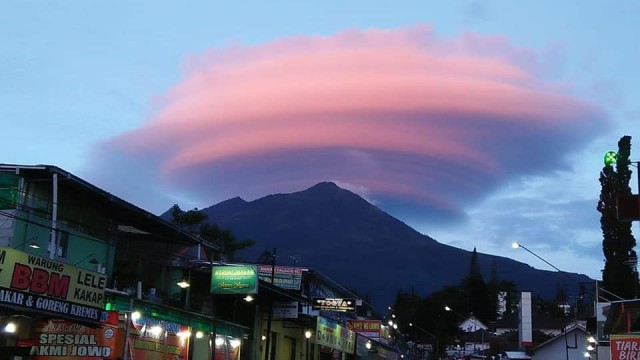 Awan 'aneh' di Magetan. Foto: Rita Soemi via Facebook.