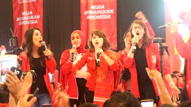 Ketua Umum PSI Grace Natalie (tengah) saat menghadiri konsolidasi politik dengan ratusan kader PSI di Medan. Foto: Rahmat Utomo/kumparan