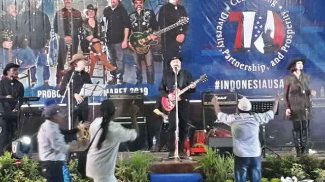 Koboi Amerika Goyang Dangdut di Probolinggo