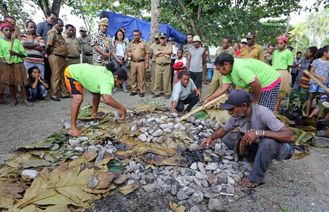 Kepala Biro Komunikasi Publik Kemenpar, Guntur Sakti, melihat langsung barapen saat di Sausapor, Tambrauw, Papua Foto: Aria Sankhyaadi/kumparan
