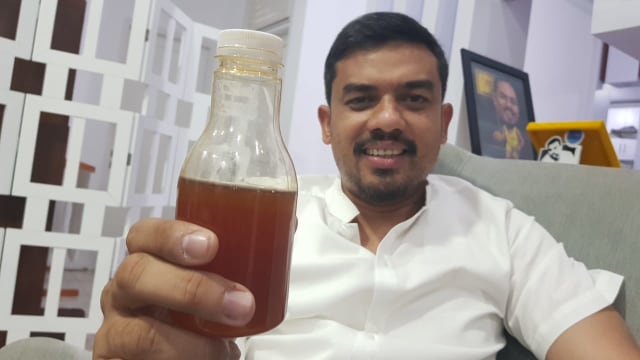 Anggota Komisi VII DPR RI, asal Kalimantan Barat, Maman Abdurrahman, menunjukkan madu kelulut yang biasa ia konsumsi. Foto: Daddy Cavalero