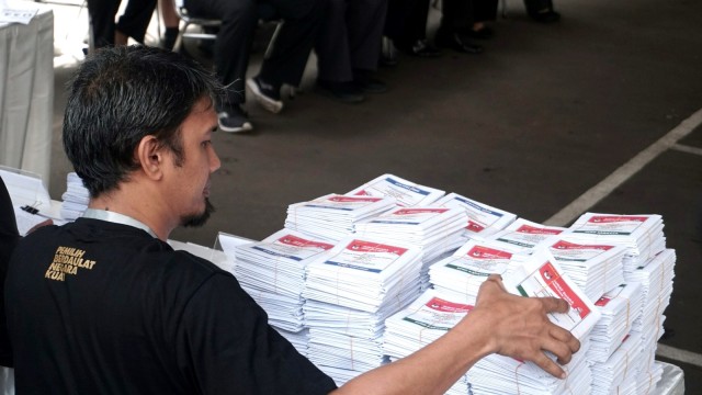 Tumpukan surat suara yang akan digunakan pada simulasi pemungutan dan penghitungan suara Pemilu 2019 yang digelar KPU di halaman Gedung KPU, Jakarta, Selasa (12/3). Foto: Nugroho Sejati/kumparan