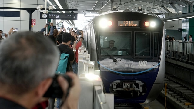 Kereta MRT memasuki Stasiun Bundaran HI, Jakarta, Selasa (12/3). Foto: Iqbal Firdaus/kumparan