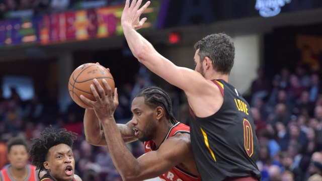 Pemain andalan Cavaliers, Kevin Love, menjaga bintang Raptors, Kawhi Leonard Foto: David Richard-USA TODAY Sports
