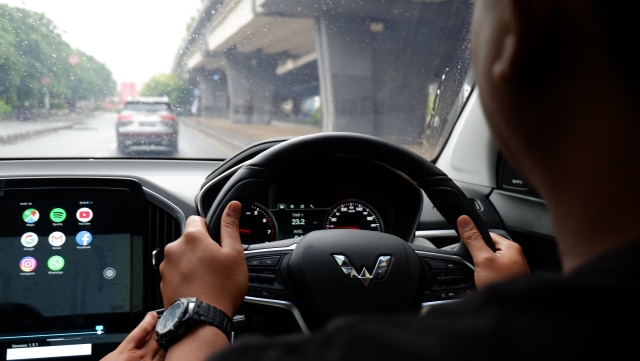 Posisi tangan 9-3 pada setir kemudi yang dianjurkan Foto: Aditya Pratama Niagara/kumparanOTO