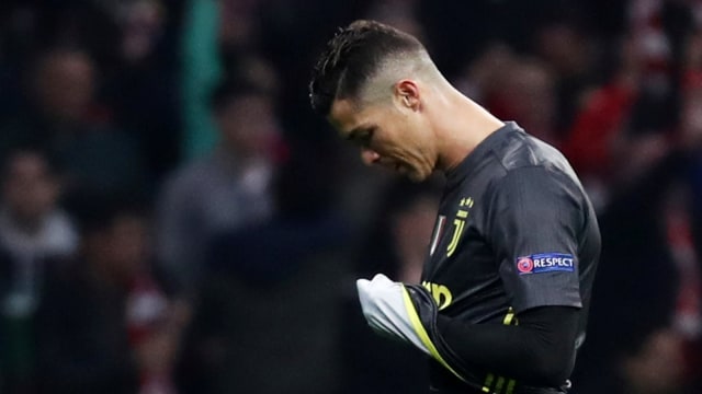 Ronaldo tertunduk lesu usai Juventu dikalahkan Atletico Madrid. Foto: Reuters/Sergio Perez