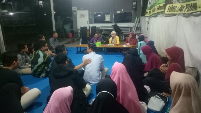 Ketua DPRD Banjarmasin dan eks runner up Putri Indonesia 2006, Ananda ketika diskusi 'Perempuan ke Politik Mau Buat Apa?' di Angkringan Pandawa, Senin (11/3). Foto: Reska M/banjarhits.id