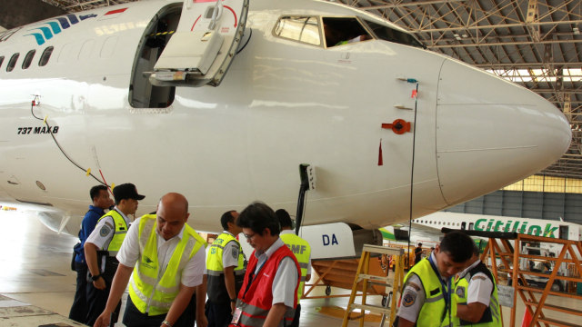 Petugas Inspektur Kelaikudaraan DKPPU Kementerian Perhubungan dan tekhnisi Lion Air melakukan pemeriksaan seluruh mesin dan kalibrasi dengan menggunakan alat simulasi kecepatan dan ketinggian pesawat pada pesawat Boeing 737-Max 8 milik Garuda Indonesia di Bandara Soekarno Hatta, Tangerang, Banten, Selasa (12/3). Foto: FOTO/Muhammad Iqbal