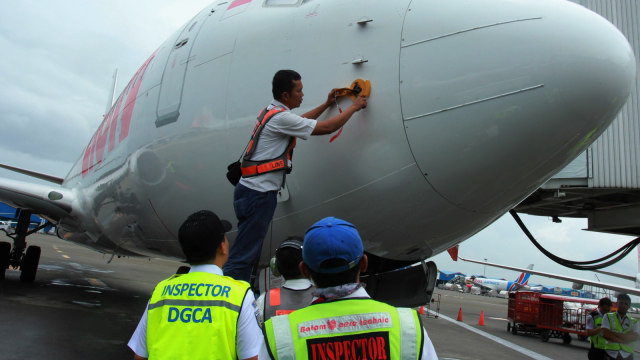 Petugas Inspektur Kelaikudaraan DKPPU Kementerian Perhubungan dan tekhnisi Lion Air melakukan pemeriksaan seluruh mesin dan kalibrasi dengan menggunakan alat simulasi kecepatan dan ketinggian pesawat pada pesawat Boeing 737-Max 8 milik Lion Air di Bandara Soekarno Hatta, Tangerang, Banten, Selasa (12/3). Foto: FOTO/Muhammad Iqbal