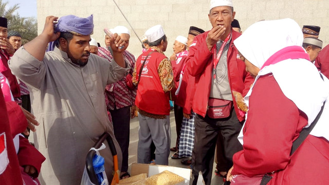 Jemaah Indonesia saat berbelanja di sekitar Masjid Quba. Foto: Rachmadin Ismail/kumparan