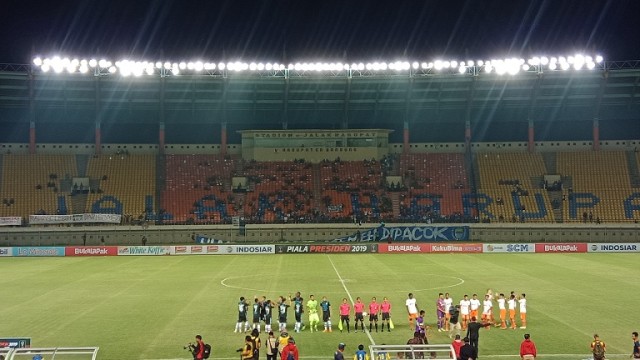 Persib Bandung vs Perseru Serui jelang kick off babak pertama di Stadion Si Jalak Harupat, Kabupaten Bandung, Selasa (12/3). (Ananda Gabriel)