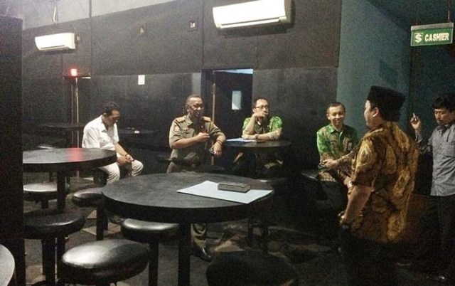 DPRD Jember dan Satpol PP saat sidak tempat hiburan TNT.