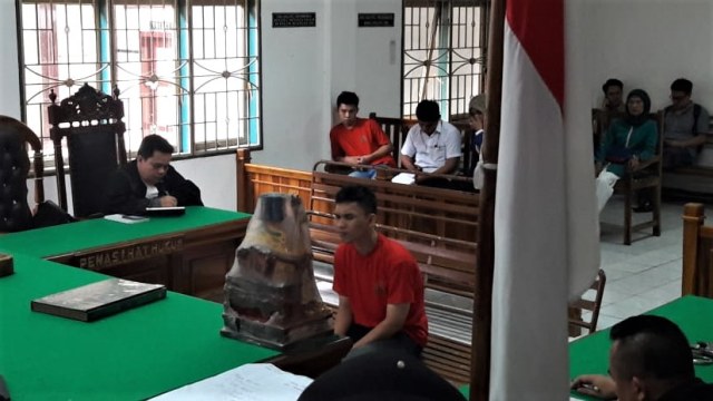Terdakwa, Agung Kurnia, saat mendengarkan vonis hakim. Foto: Rahmat Utomo/kumparan