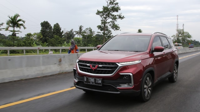 Test drive Wuling Almaz melintasi ruas tol Bocimi Foto: dok. Wuling Motors