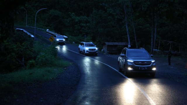 Test drive Wuling Almaz, mengemudi mobil di malam hari. Foto: dok. Wuling Motors