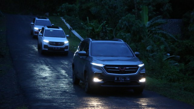 Test drive Wuling Almaz, mengemudi mobil di malam hari saat marka jalan minim. Foto: dok. Wuling Motors