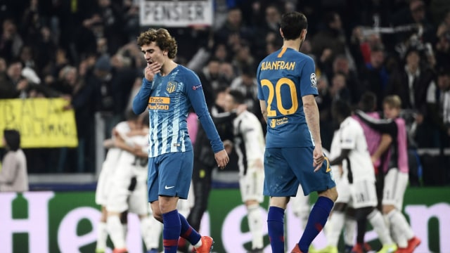 Pemain Atletico Madrid, Antoine Griezmann (kiri) usai di kalahkan Juventus di Leg kedua Liga Champions di Allianz Stadium, (13/3). Foto: AFP/Filippo MONTEFORTE
