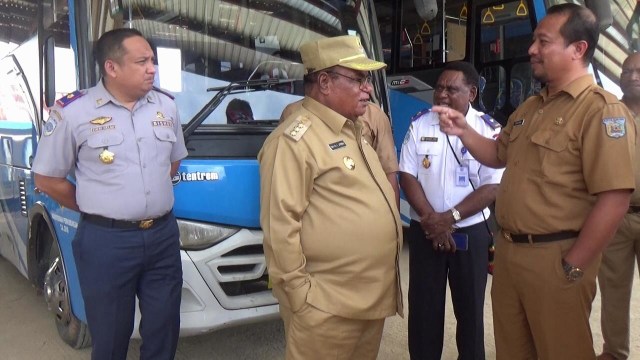 Walikota Sorong,Lambertus Jitmau,Sedang memantau langsung busway,Foto:J.Ambon/balleo-kumparan