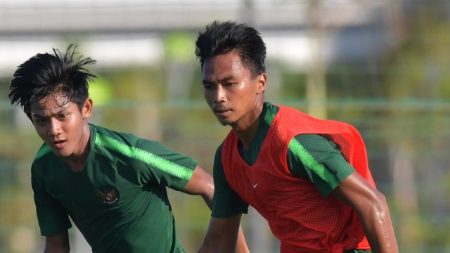 Bagas Adi (kanan) dibayangi Firza Andika di sesi latihan Timnas U-22. Foto: ANTARA/Nyoman Budhiana