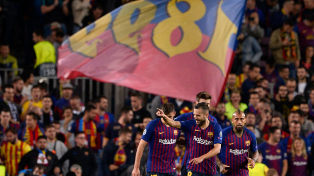 Pemain-pemain Barcelona merayakan gol Jordi Alba ke gawang Inter. Foto: AFP/Josep Lago