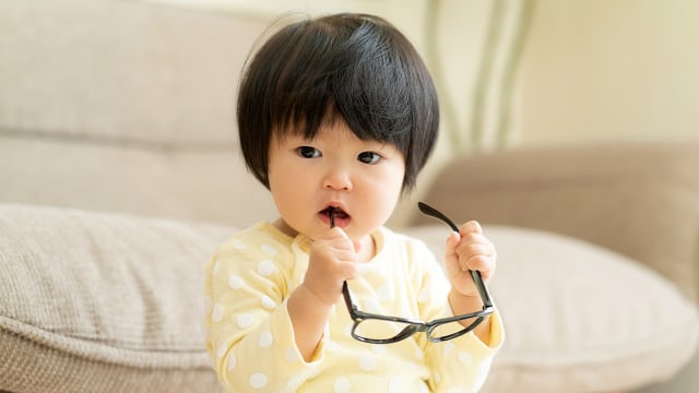 Balita memasukkan benda ke mulut. Foto: shutter stock