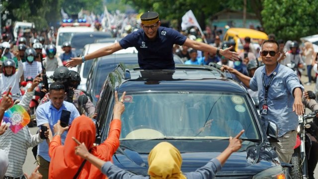 Masyarakat menyambut Cawapres nomor urut 02, Sandiaga Uno di Bima, NTB. Foto: Dok. BPN Prabowo-Sandi