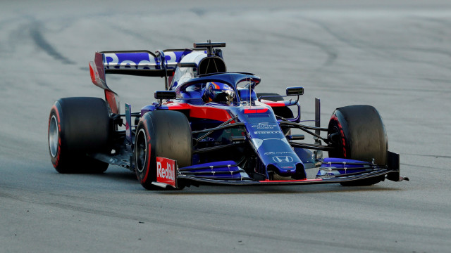 Alexander Albon melakoni tes Formula 1 bersama Toro Rosso. Foto: REUTERS/Albert Gea/File Photo