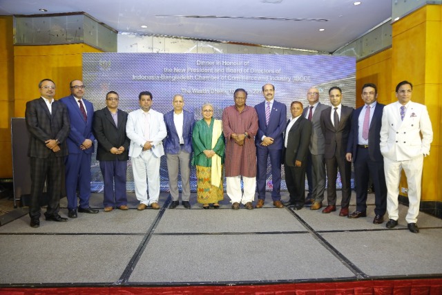 Dubes RI Rina Soemarno (tengah) bersama Menteri Perdagangan Bangladesh dan Jajaran Direksi Baru IBCCI