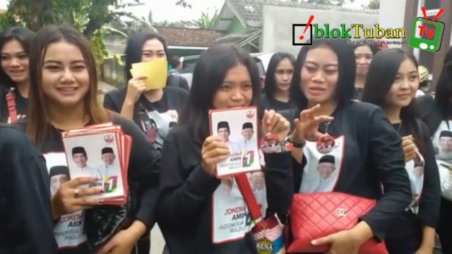 Cewek Cantik Bagikan Stiker dan Gantungan Kunci Capres