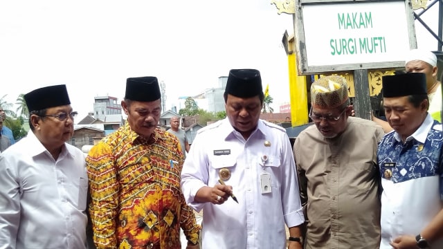Gubernur Kalsel Sahbirin Noor (tengah) dan Walikota Banjarmasin Ibnu Sina saat peletakan tiang pancang Masjid Bani Arsyad. Foto: Zahidi/banjarhits.id