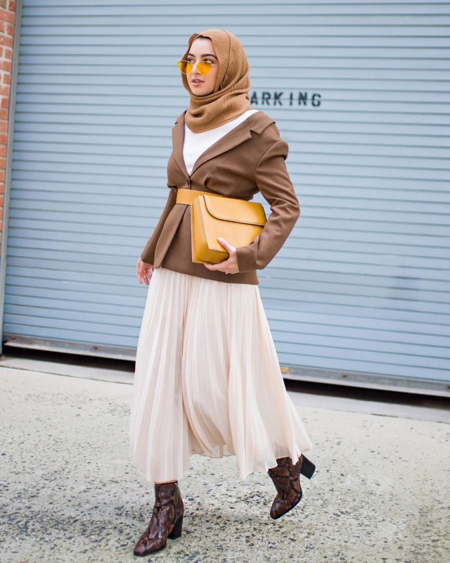 Padu padan busana hijab dengan pleated skirt. Foto: Instagram @summeralbarcha