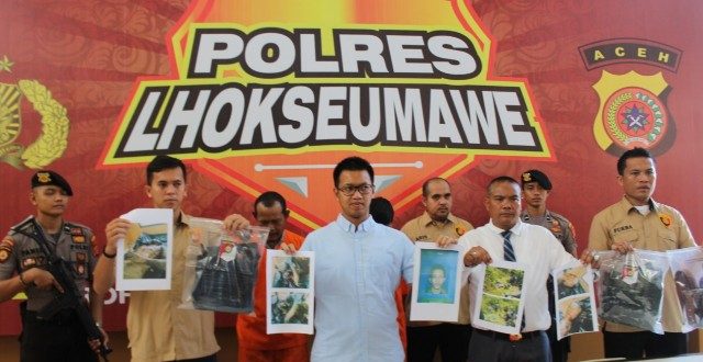 Tim Kepolisian Resor Lhokseumawe menunjukkan bukti-bukti pembunuhan terhadap M Amin. Foto: Dok. Polres Lhokseumawe