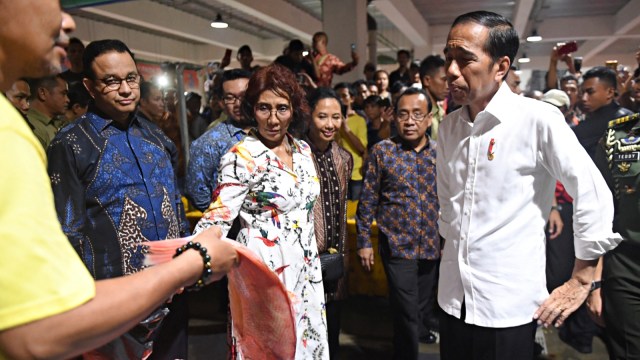 Presiden Joko Widodo didampingi Menteri Kelautan dan Perikanan Susi Pudjiastuti berbelanja usai meresmikan Pasar Ikan Modern Muara Baru di Jakarta. Foto: Antara/Akbar Nugroho Gumay