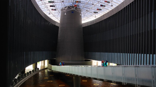 Bagian dalam Museum Tsunami Aceh, untuk merawat pengetahuan tentang bencana. Foto: Adi Warsidi
