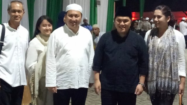 Boy Thohir (ketiga dari kiri) dan Erick Thohir (keempat dari kiri) di acara Haul ke-3 Mochamad Thohir. Foto: Michael/kumparan