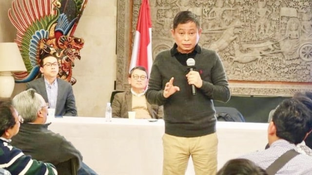 Ignasius Jonan memaparkan capaian bidang ESDM kepada para WNI di Jepang yang hadir di KBRI Tokyo, Minggu (10/3). Foto: Facebook @ignasiusjonan.id