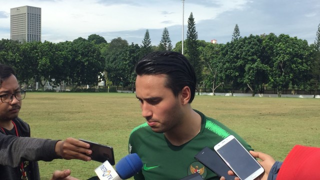 Ezra Walian diwawancara usai berlatih bersama Timnas U-23. Foto: kumparan/Sandy Firdaus