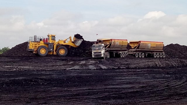Sebuah truk pengangkut pasir melintas di area tambang batu bara Adaro, Kalimantan Selatan. Foto: Michael Agustinus/kumparan