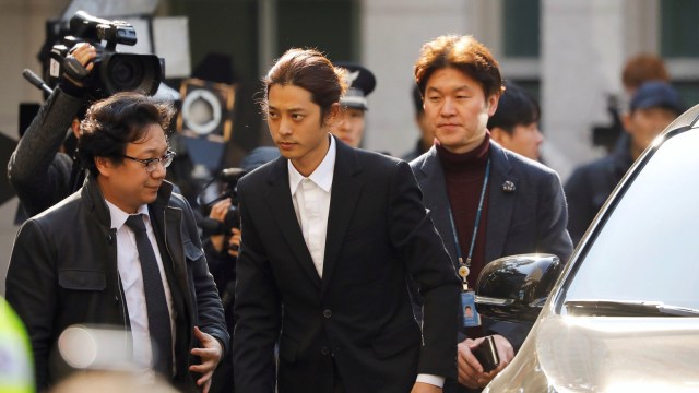Jung Joon-young tiba di Kantor Polisi Metropolitan Seoul, di Seoul, Korea Selatan, Kamis (14/3). Foto: REUTERS/Kim Hong-Ji