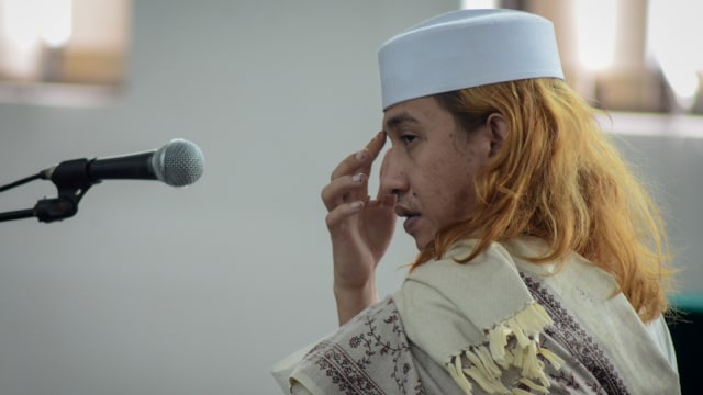 Terdakwa kasus dugaan penganiayaan terhadap remaja Bahar bin Smith menjalani sidang lanjutan di Gedung Perpustakaan dan Kearsipan Kota Bandung, Jawa Barat, Kamis (14/3). Foto: ANTARA FOTO/Raisan Al Farisi