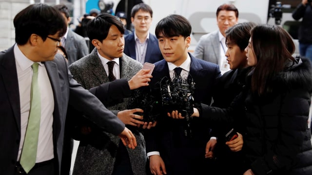 Seungri, salah satu personel Band K-Pop Big Bang, tiba di Kantor Polisi Metropolitan Seoul, di Seoul, Korea Selatan, Kamis (14/3). Foto: REUTERS/Kim Hong-Ji