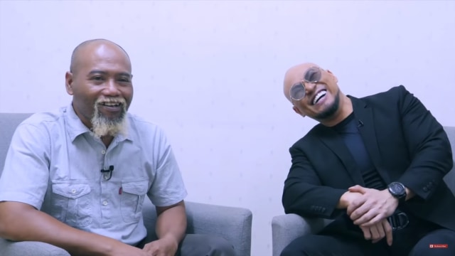 Deddy Corbuzier kaget dengan jawaban cerdas Pak Ndul. (foto: YouTube/Deddy Corbuzier)