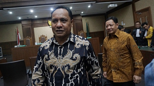Terdakwa mantan Bupati Kepulauan Sula, Ahmad Hidayat Mus (kanan) dan mantan Ketua DPRD Sula, Zainal Mus di Pengadilan Tipikor. Foto: Fanny Kusumawardhani/kumparan