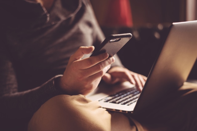 com-Ilustrasi Mencari Tiket Pesawat Secara Online Foto: Shutterstock