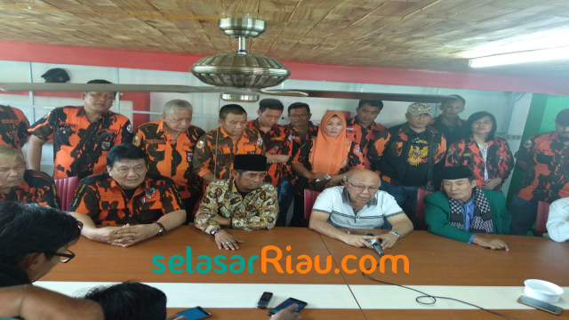 KETUA  MPW Pemuda Pancasila Riau, Arsyadianto Rachman (baju kaos) memggelar konferensi pers, Selasa, 12 Maret 2019. Ia kemudian meminta maaf kepada FPI atas viralnya video dirinya di media sosial. 