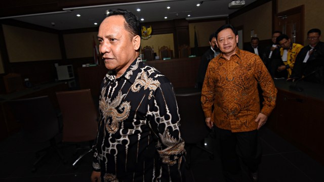 Terdakwa mantan Bupati Kepulauan Sula Ahmad Hidayat Mus dan mantan Ketua DPRD Kabupaten Kepulauan Sula Zainal Mus bergegas usai menjalani sidang pembacaan tuntutan kasus di Tipikor, Jakarta. Foto: Antara/Indrianto Eko Suwarso
