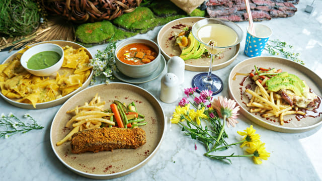 Beragam menu makanan saat blogger gathering di Relish Bistro. Foto: Jamal Ramadhan/kumparan