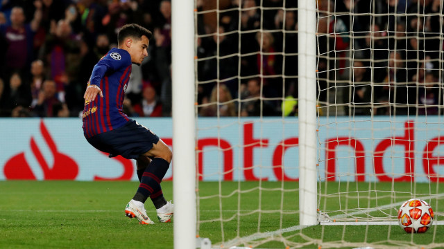 Bola masuk, muka datar. Aneh sekali kelakuan Coutinho ini. Foto: REUTERS/Susana Vera