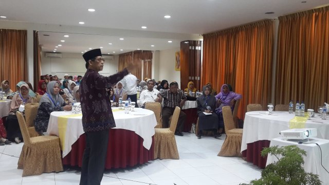Ketua FKPT Aceh, Prof Hasbi Amiruddin memberikan materi cegah radikalisme dan terorisme kepada para guru di Banda Aceh dan Aceh Besar. Foto: Mukhlisuddin Ilyas