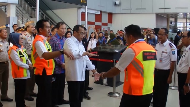 Menteri Perhubungan Budi Karya saat berkunjung ke Depati Amir Pangkalpinang dalam rangka mendampingi Presiden RI Joko Widodo meresmikan Terminal Baru Bandara Depati Amir Pangkalpinang, Kamis (14/3/2019).(ist)